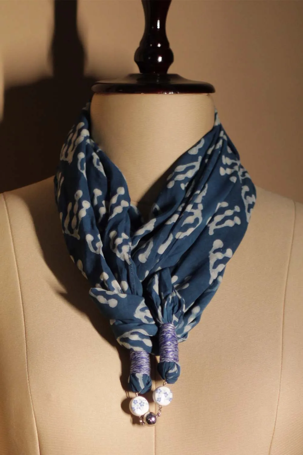 Scarf with Magnets | Indigo